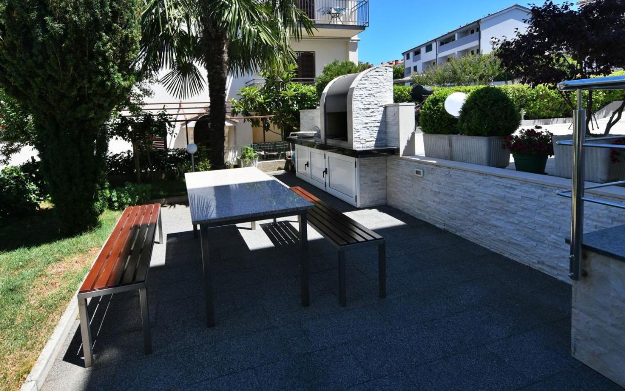 Apartments Mary Malinska Esterno foto